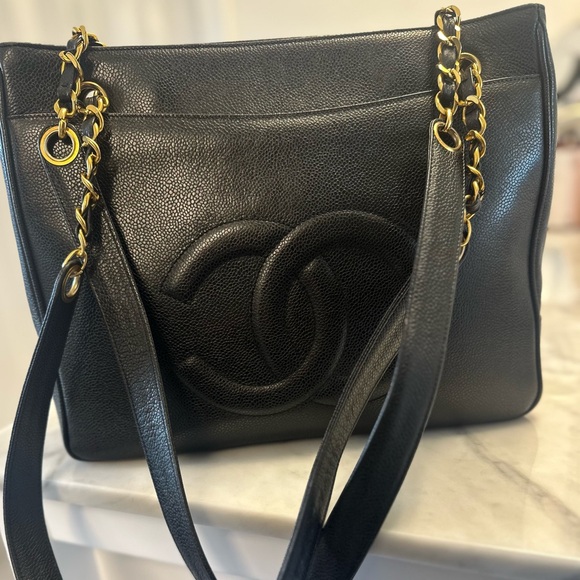 CHANEL Black Shoulder Bag with Gold Accents - Picture 3 of 17